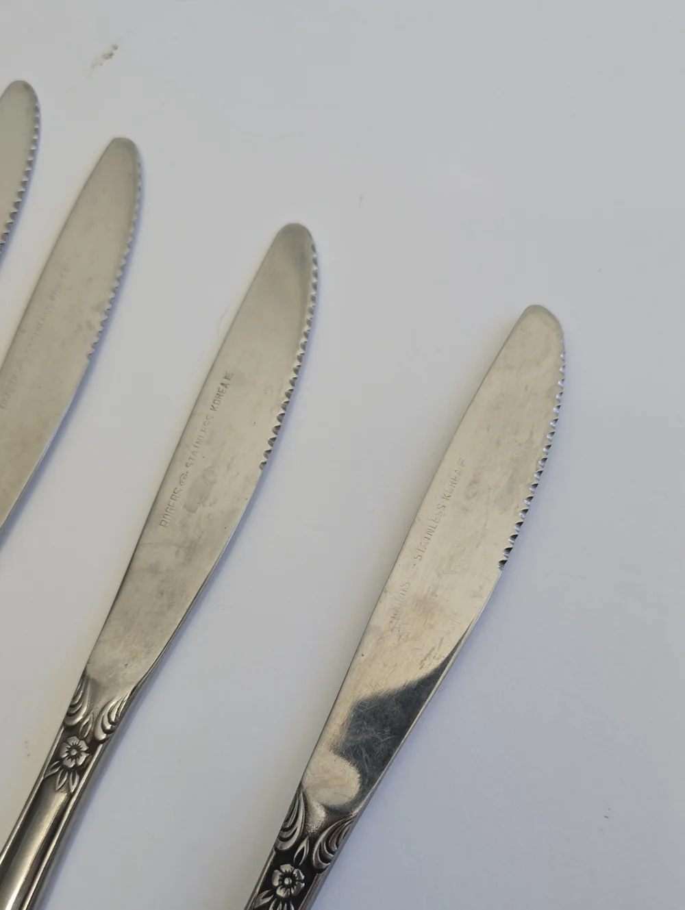 Vintage Rogers & Co Set Of 4 Korea Stainless Knives Floral Alexis 8 3/8